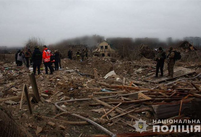 Rusia bombardea Ucrania con decenas de misiles y drones y admite estar en "estado de guerra"