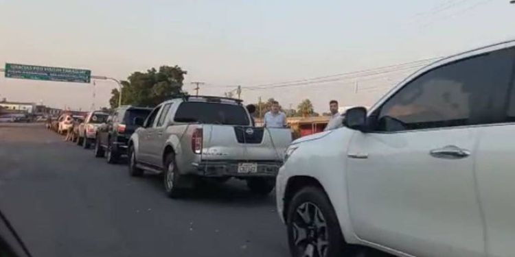 Continúan las largas filas en Falcón para ingreso y salida del país