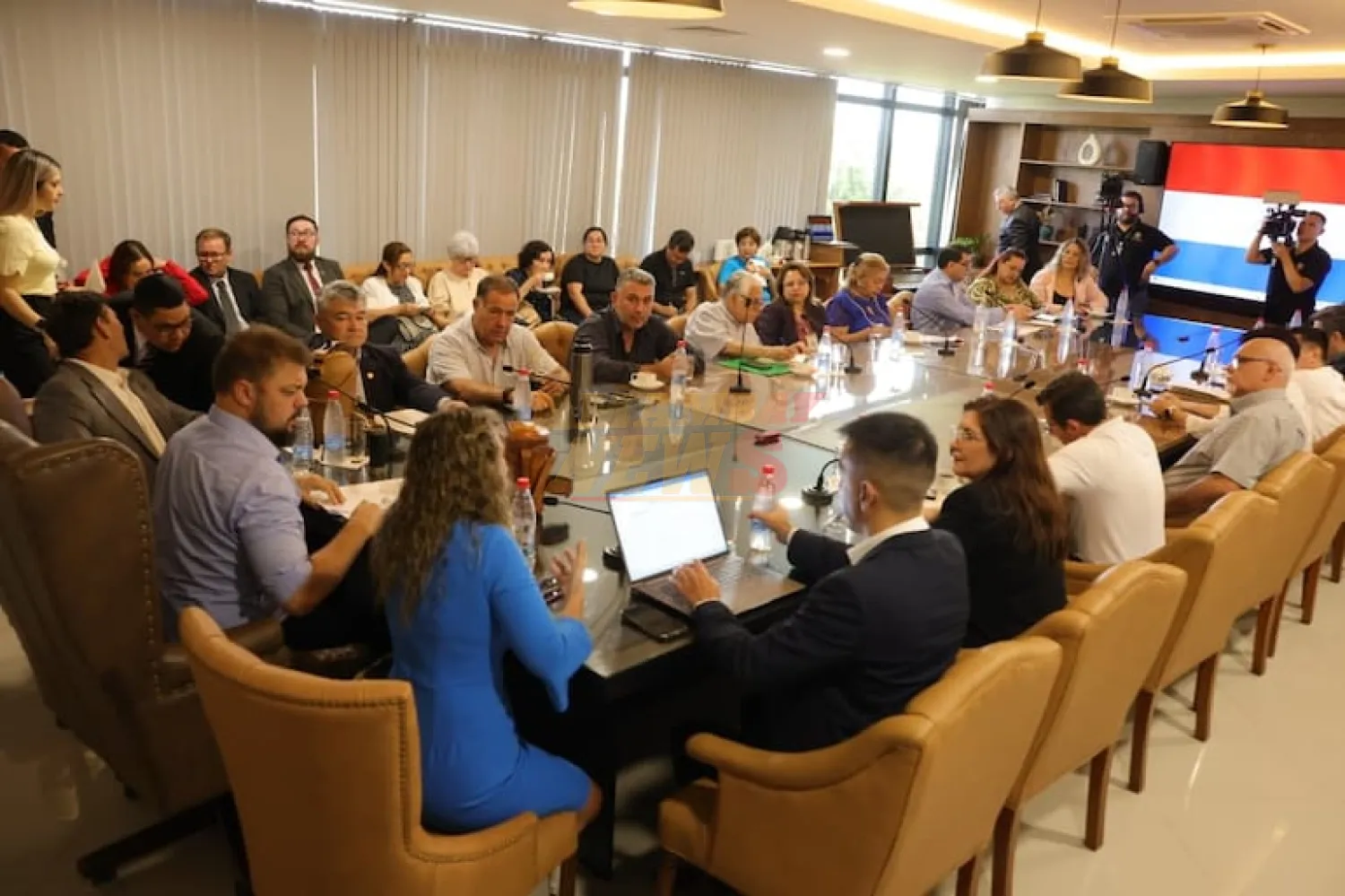 Tras tenso cruce por jubilación vip de legisladores, acuerdan mesa técnica con docentes