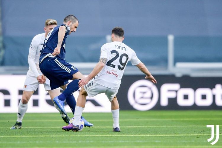 Juventus pierde y se aleja en la lucha por el título
