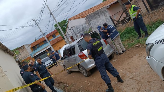 Asaltantes abandonan vehículo robado tras persecución policial