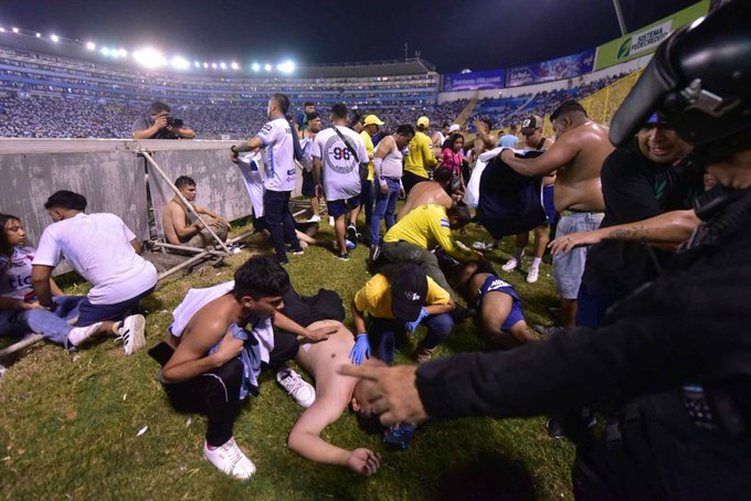 El Salvador sufre su mayor tragedia deportiva con 12 fallecidos en el estadio de Cuscatlán