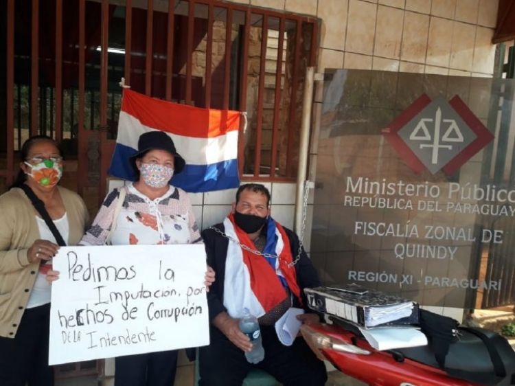 Concejal se encadena frente a Fiscalía y pide imputación de intendenta de Quiindy