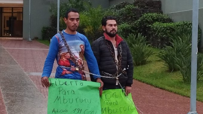 Seguidores de Mbururu se encadenan frente al Palacio de Justicia en CDE