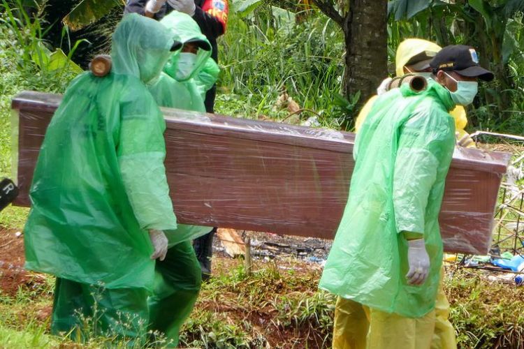 COVID-19 roba la posibilidad de una despedida: familiares ni pueden ver al fallecido