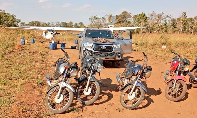 Incautan dos aeronaves con cocaína y armas en una pista clandestina