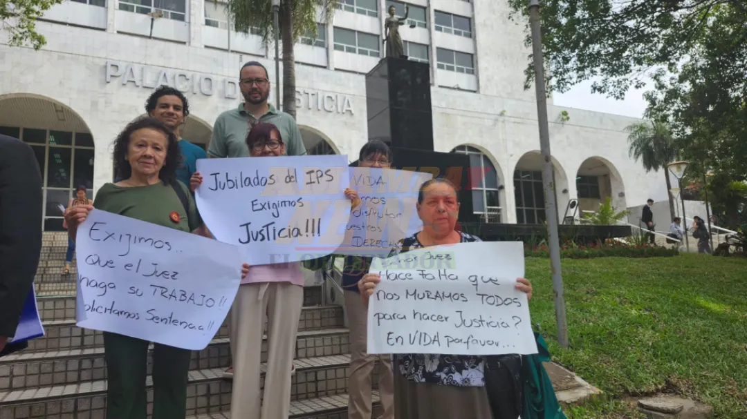 Exfuncionarios de IPS exigen avances a Juez en caso de indemnización por despido injustificado