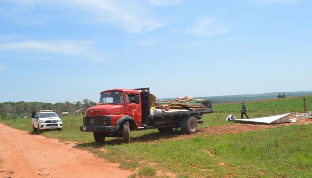 Campesinos abandonan inmueble ajeno en San Pedro