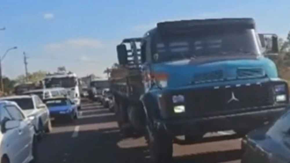 Camioneros bloquean la ruta PY02 por suba del peaje en Ypacaraí