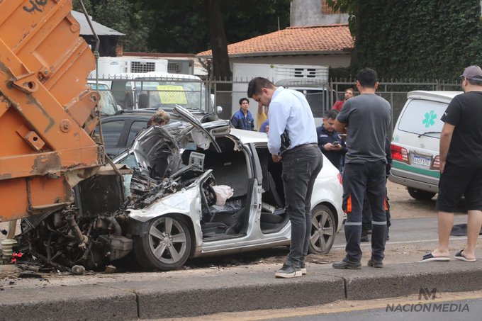 Conductor muere al chocar contra un camión de basura