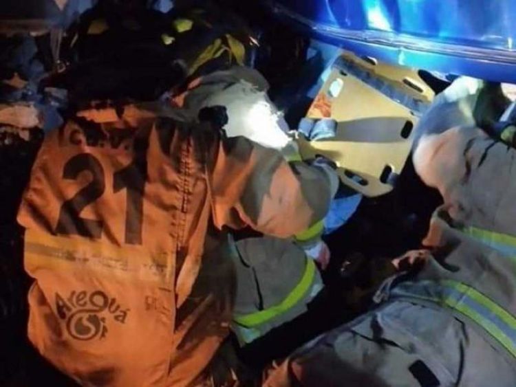Confirman dos fallecidos y heridos tras fuerte impacto de vehículo contra columna
