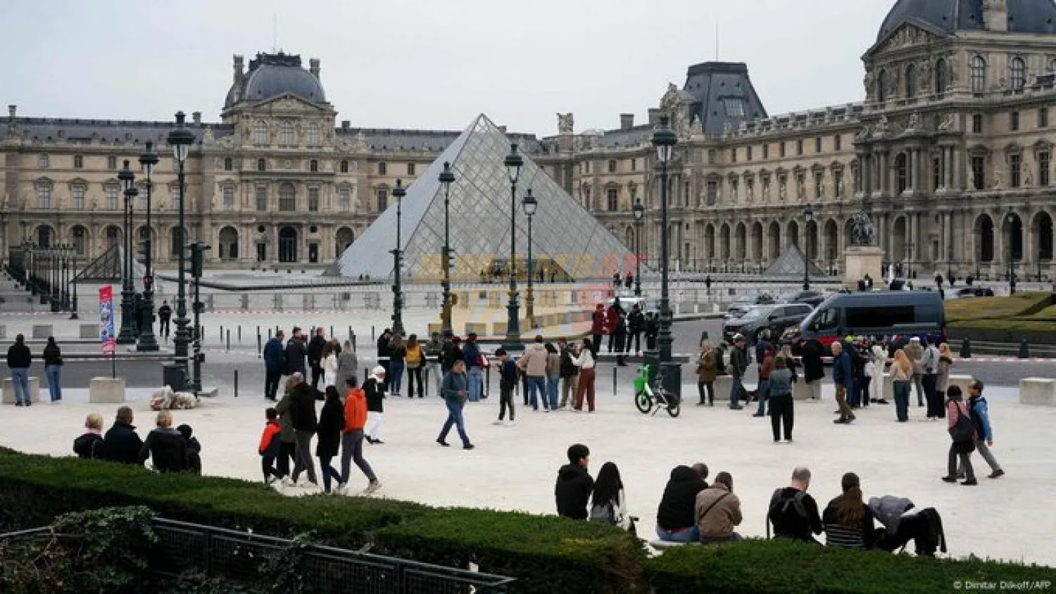 El Museo del Louvre reabre tras el robo de joyas