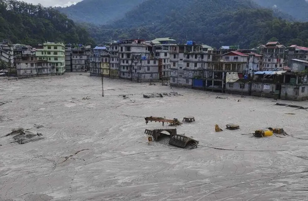 Desborde de lago en India deja al menos 40 muertos