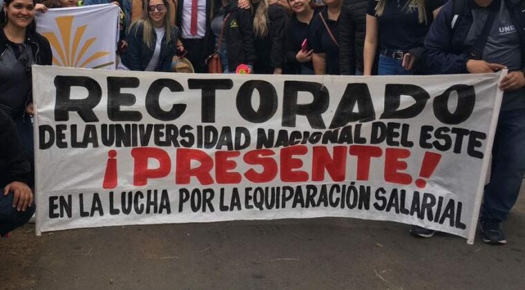 Docentes de la UNE van a paro total