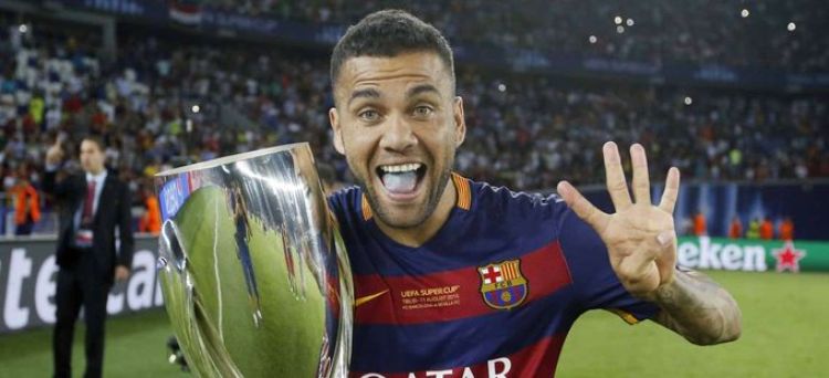 Dani Alves llama para ofrecerse y el Barcelona lo descarta
