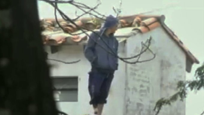 Reclusos se pasean por los muros de Tacumbú con uniformes de guardias