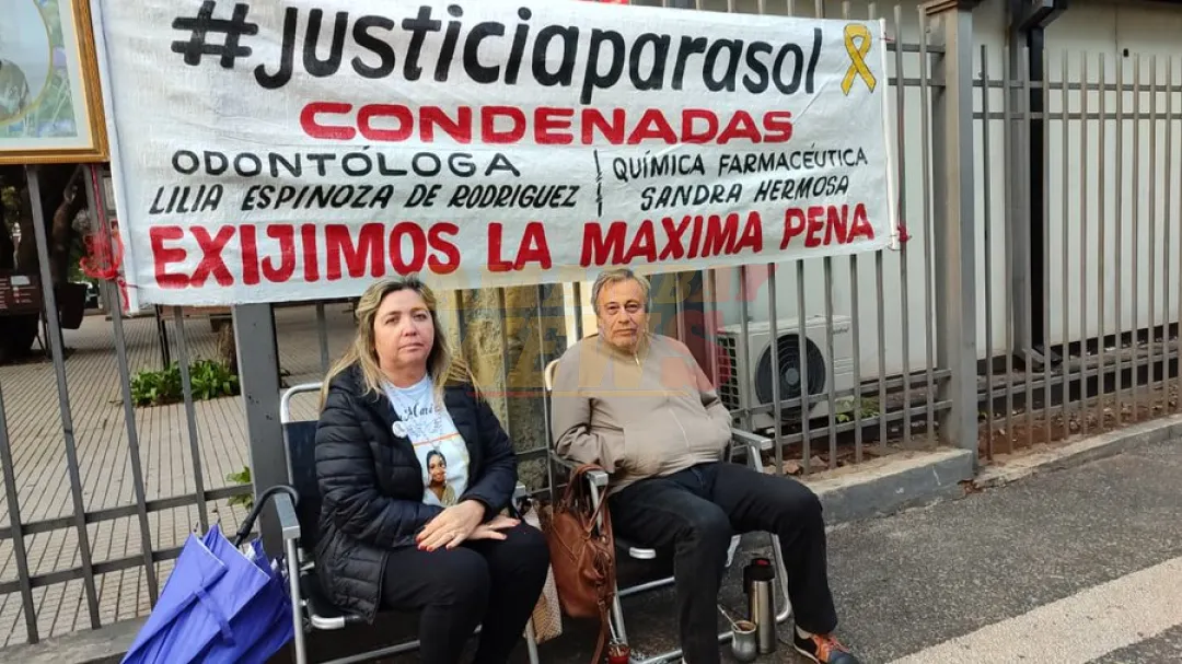 Sol Chávez: padres de la joven asesinada se encadenan pidiendo celeridad de Tribunal de Apelaciones