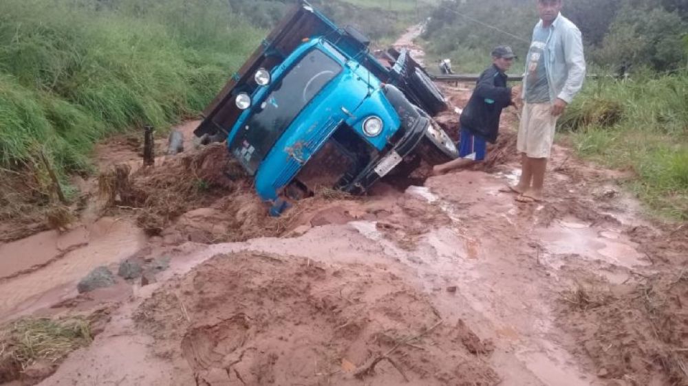 Canindeyú: Ni camiones logran pasar por caminos destruidos por el temporal