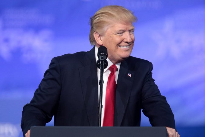 Trump inicia campaña y dice ser víctima de persecución política