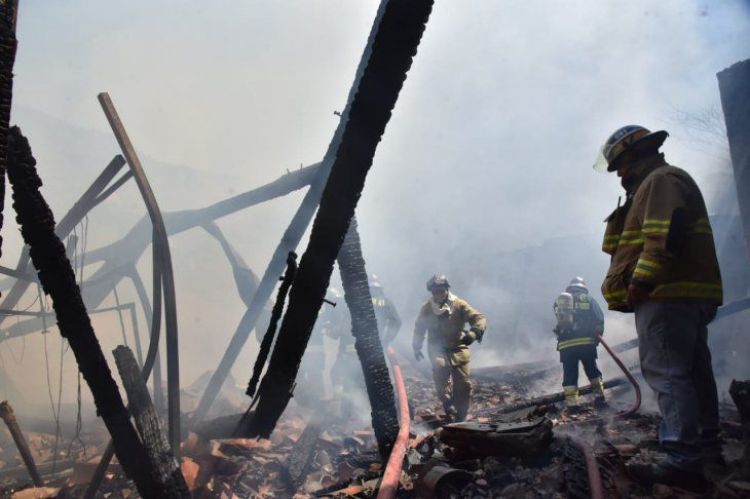 Controlan incendio en fábrica de Villa Elisa