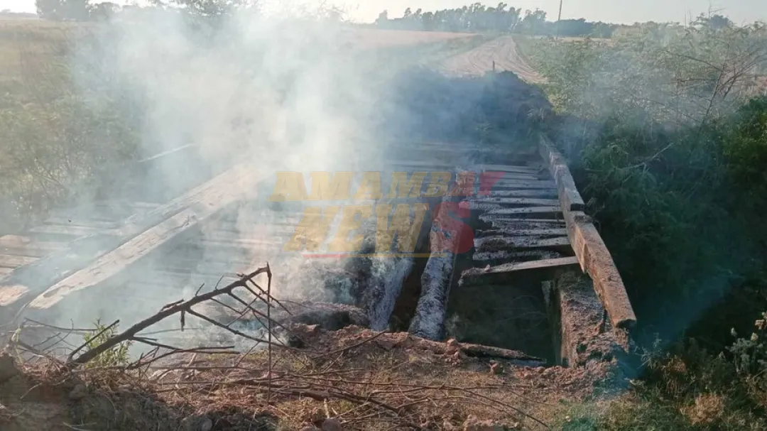 Puente de madera amaneció quemado en compañía de Ñeembucú