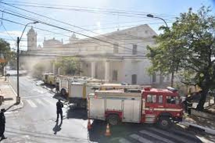 Se incendia parte de la Catedral y arzobispo culpa al gobierno