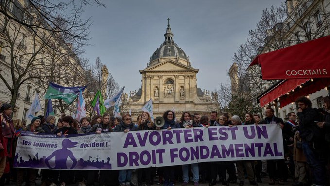 Francia se convierte en el primer país en proteger el aborto en su propia Constitución