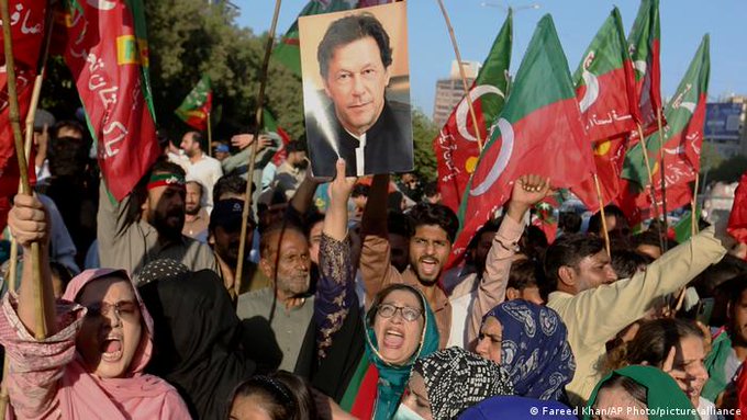 Ex primer ministro paquistaní Khan implica al actual mandatario en tentativa de asesinarlo