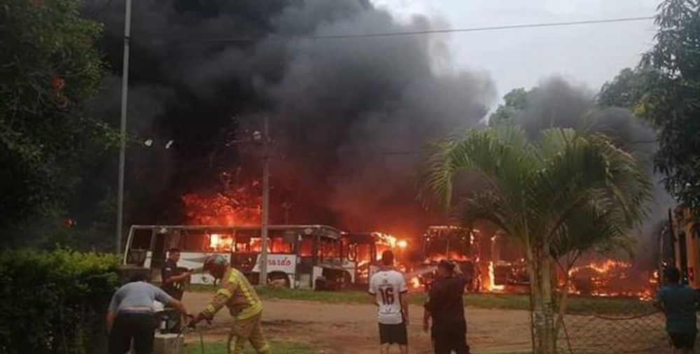 Unos 15 buses ardieron en Roque Alonso