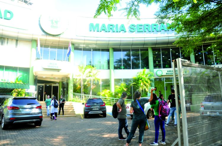 Universidad María Serrana de CDE no entrega títulos a egresados de Medicina