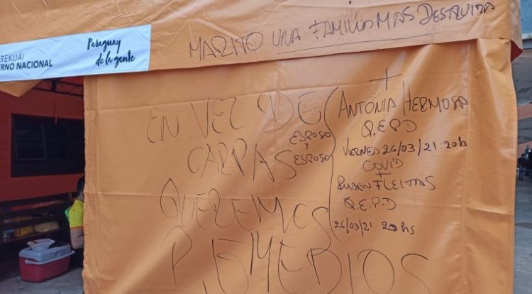 Anotan nombres de fallecidos en "carpa de la discordia" de Clínicas