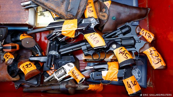 Alcaldías de Colombia ofrecen dinero por entrega de armas de fuego