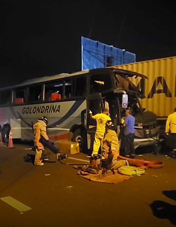 Ypacaraí: choque entre bus y camión de gran porte deja 13 heridos