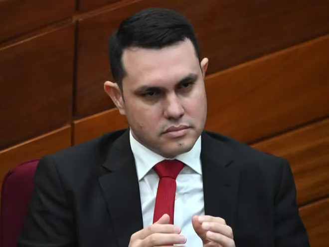 Rivas exhibe títulos y acusa a Paciello de presionar a favor de abogados