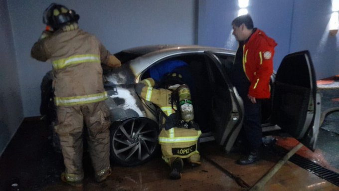 Desconocidos queman vehículo estacionado en un garaje en Ciudad del Este
