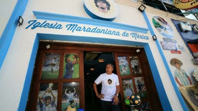 Un grupo religioso devoto de Maradona realiza su primer bautizo en México
