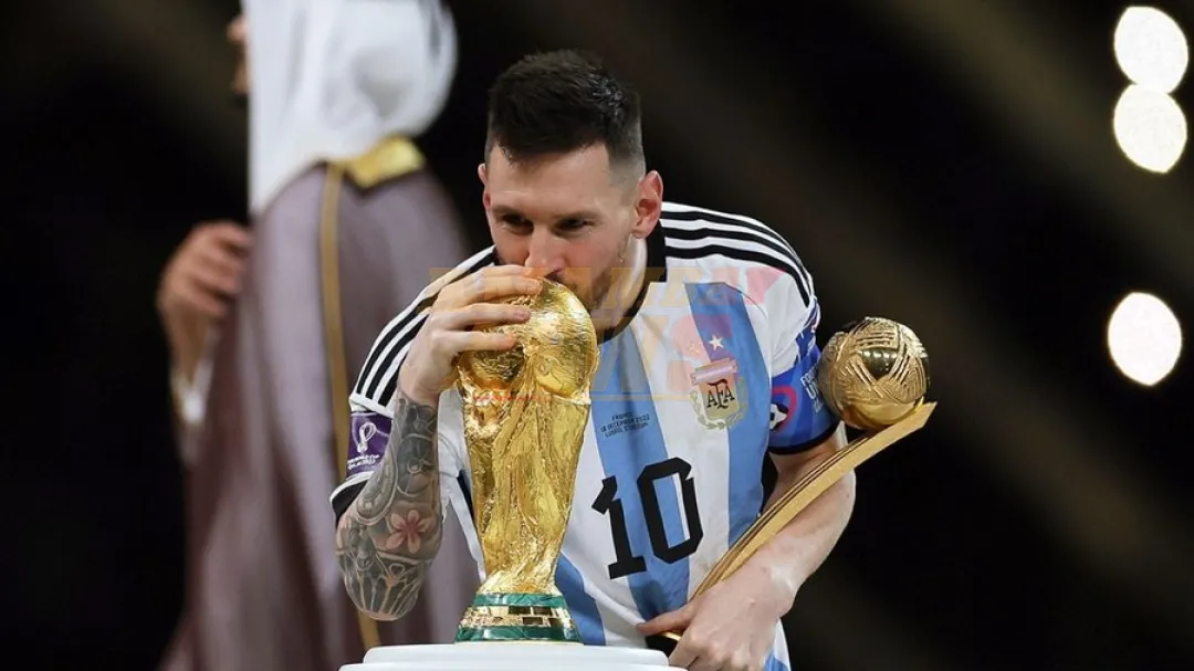 ¡El rey! Messi ocupa el trono en el ranking de los 100 mejores futbolistas de la historia