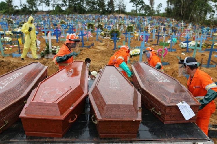Brasil supera las 120.000 muertes por coronavirus, pero la pandemia parece ralentizarse