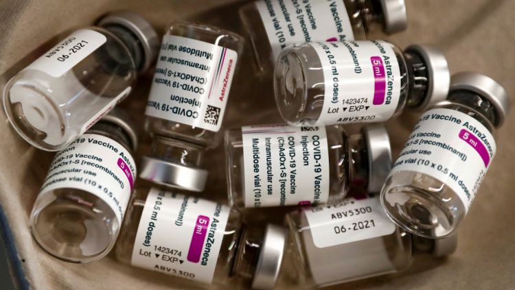España paraliza cautelarmente la vacunación con las dosis de AstraZeneca