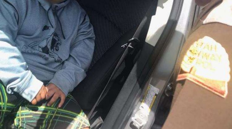 Detienen a niño de cinco años que manejaba un automóvil en EEUU