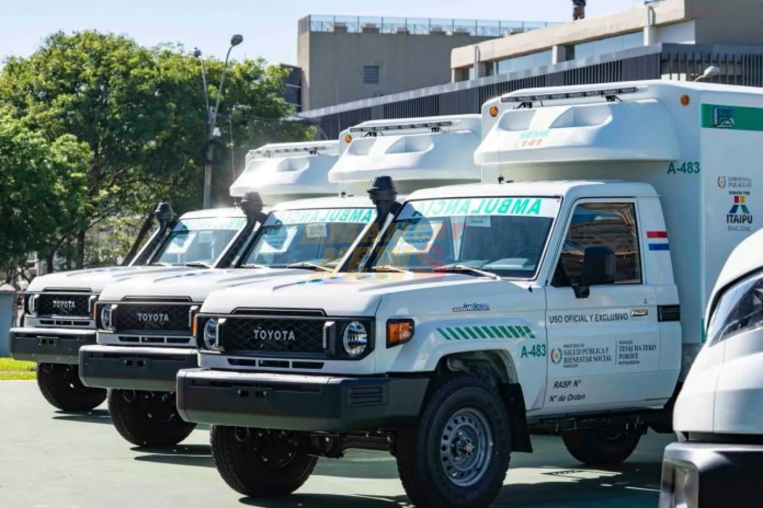 Gobierno completa 187 ambulancias entregadas a Salud y anuncia 30 más antes de fin de año