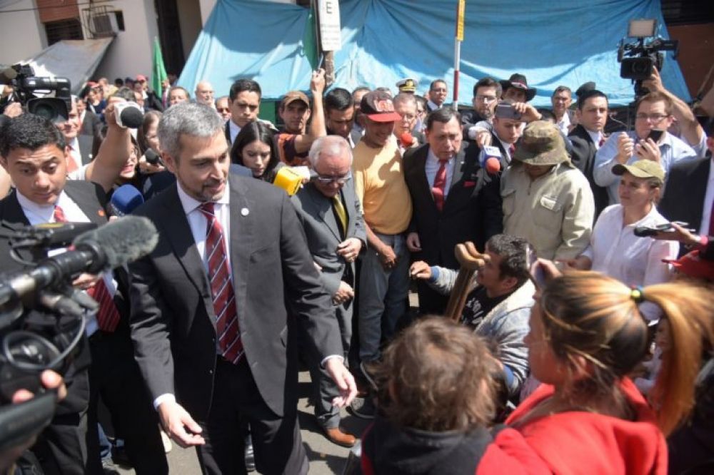 Escrachan a Marito durante entrega de títulos en el Indert