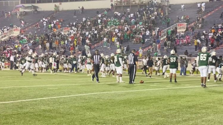 Conmoción por un tiroteo en pleno partido de fútbol americano: cuatro personas resultaron heridas