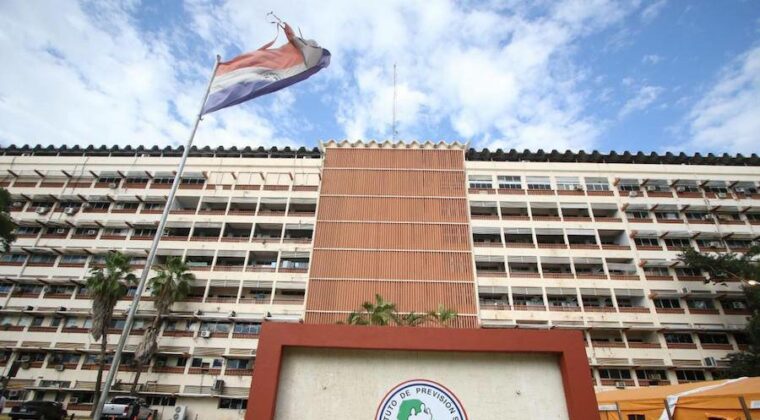 Investigan caída de un hombre del octavo piso del IPS
