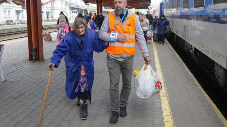 Una red de voluntarios internacionales colaboran en Hungría para recibir a los refugiados ucranianos