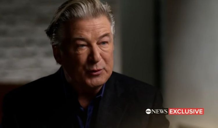 Alec Baldwin no entregó el teléfono celular a la policía en la investigación de la muerte del set