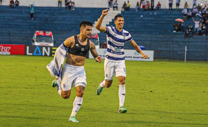 ¡Golazo! Brahian Ayala resolvió a lo Roberto Carlos