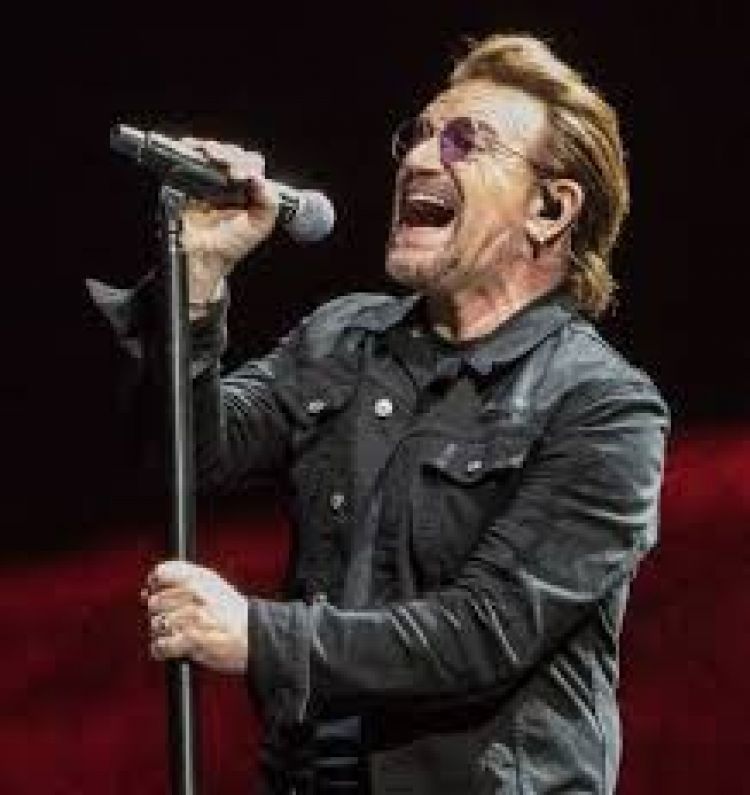 Bono cumple 60 años confinado, pero en pie de guerra contra el coronavirus