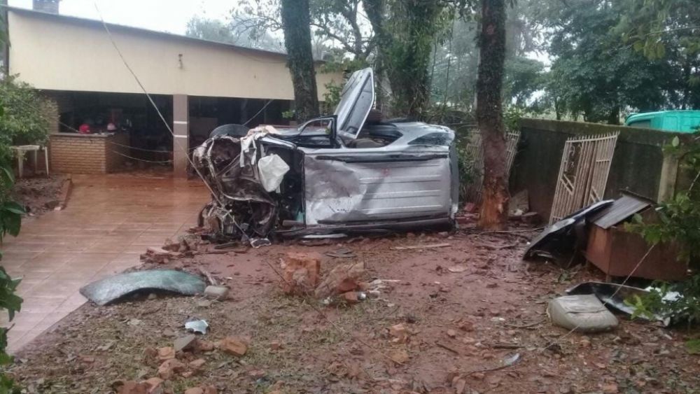La camioneta blindada liberada por la fiscalía, destrozada por completo en un accidente