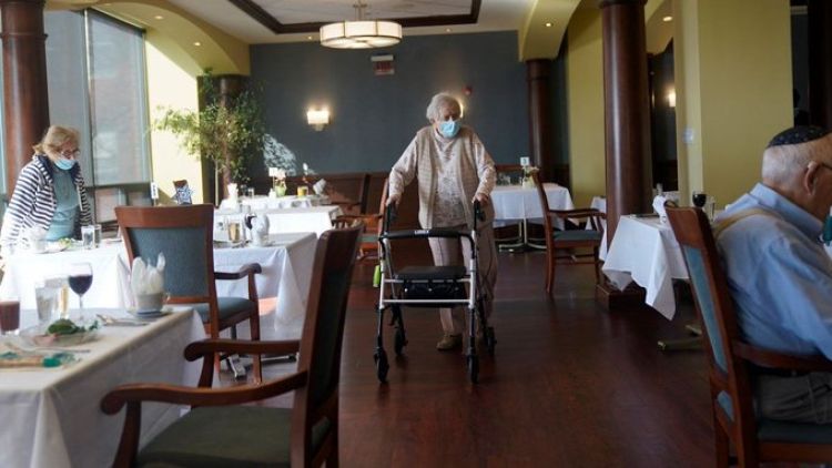 Aumentan casos de COVID-19 en hogares de ancianos de EEUU